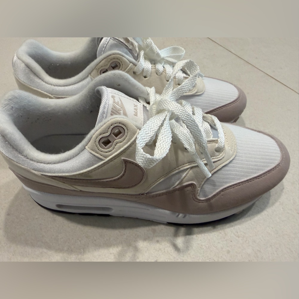 Nike women’s air max 1